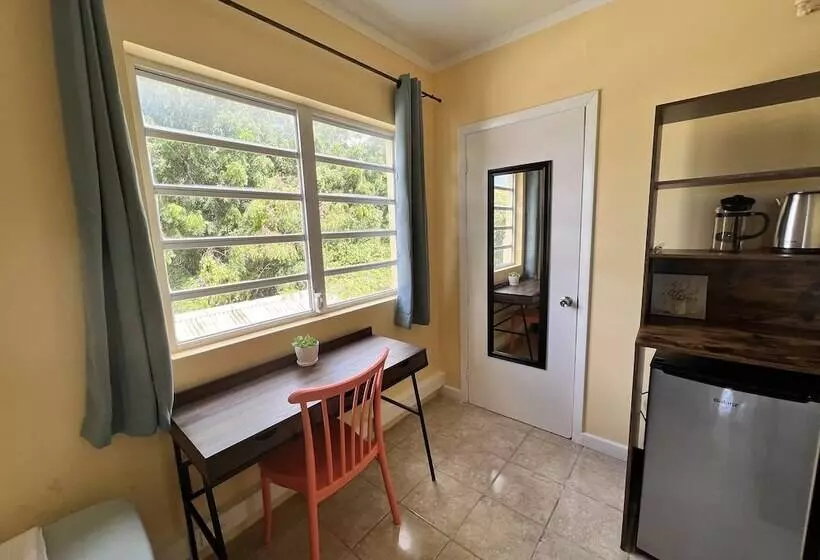 The Waterfront Inn   Hostel