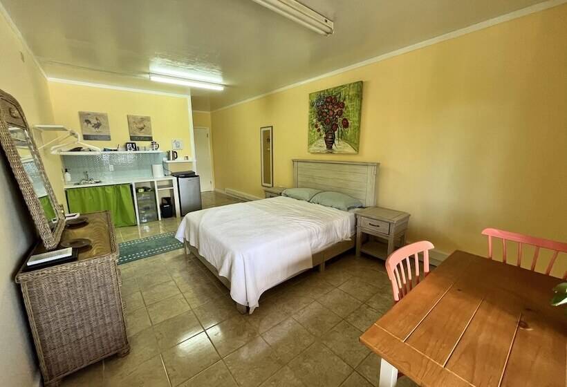 The Waterfront Inn Hostel