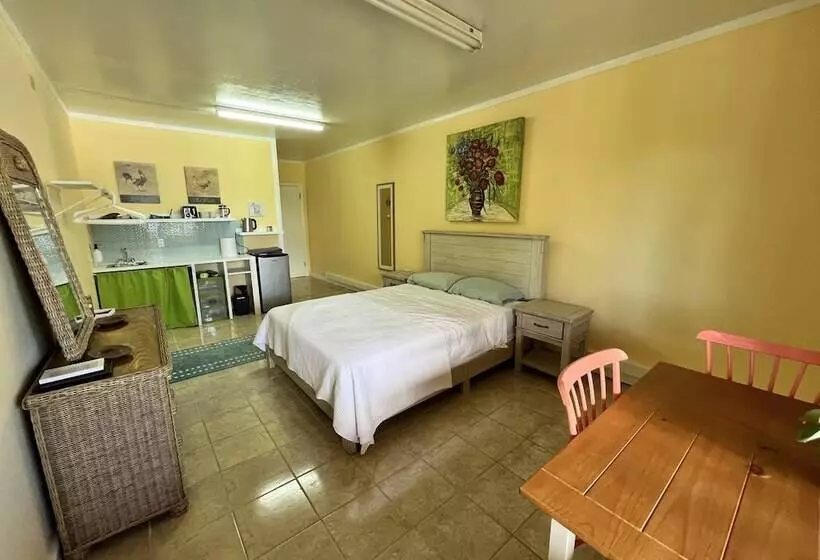 The Waterfront Inn   Hostel