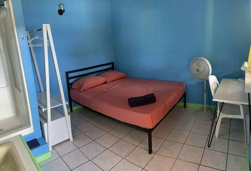 The Waterfront Inn   Hostel