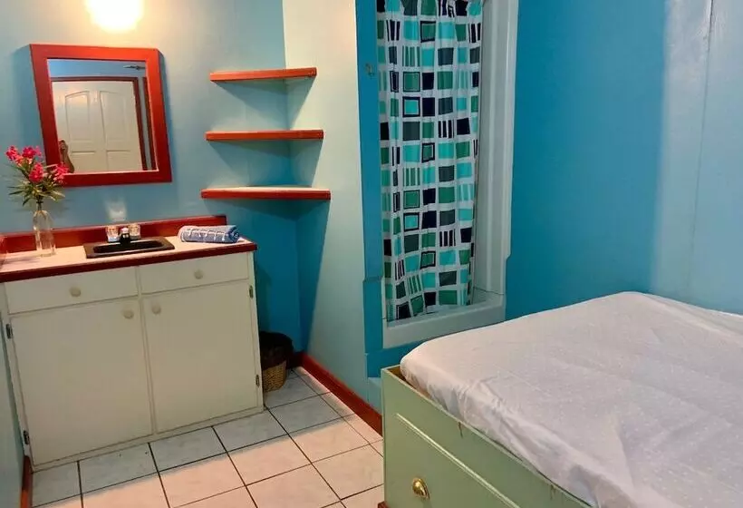 The Waterfront Inn   Hostel