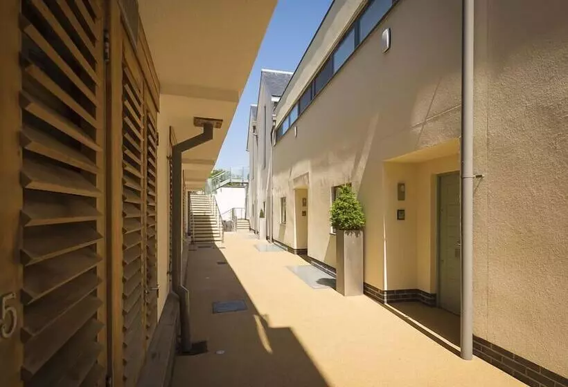 Villa 8, Estura