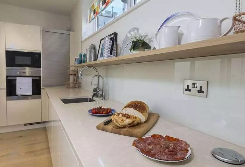 Villa 8, Estura