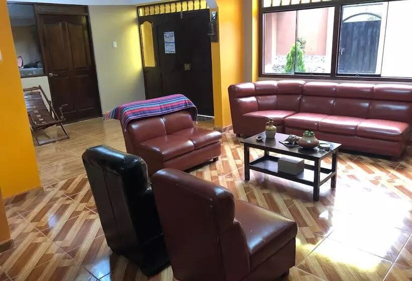 تختخواب و صبحانه Illari Kusi