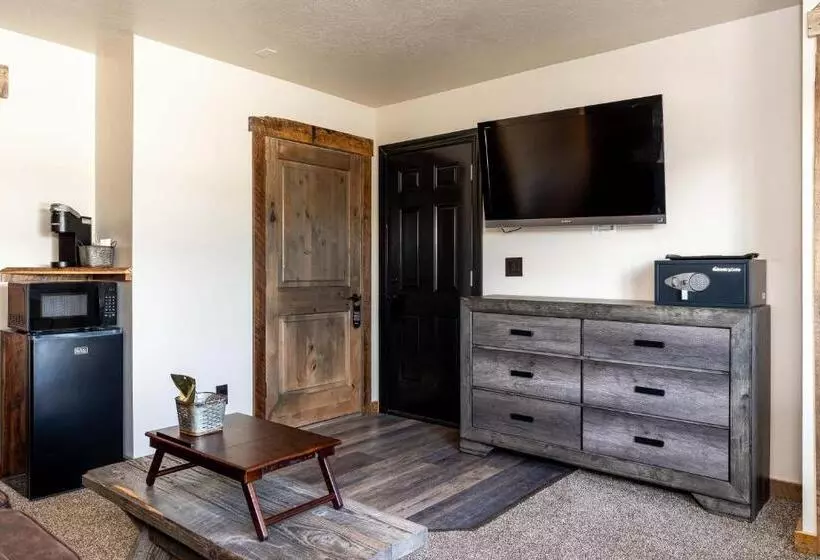 ホテル The Adventure Inn Yellowstone