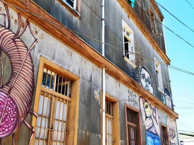 پانسیون The Lift Valpo