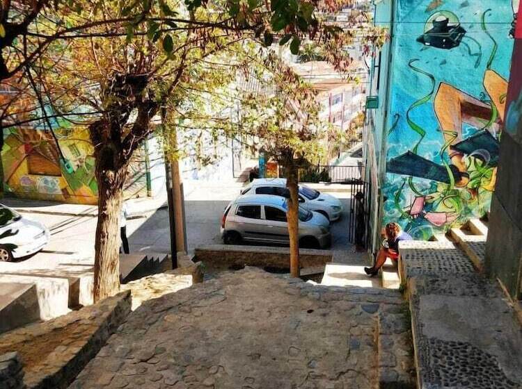 پانسیون The Lift Valpo