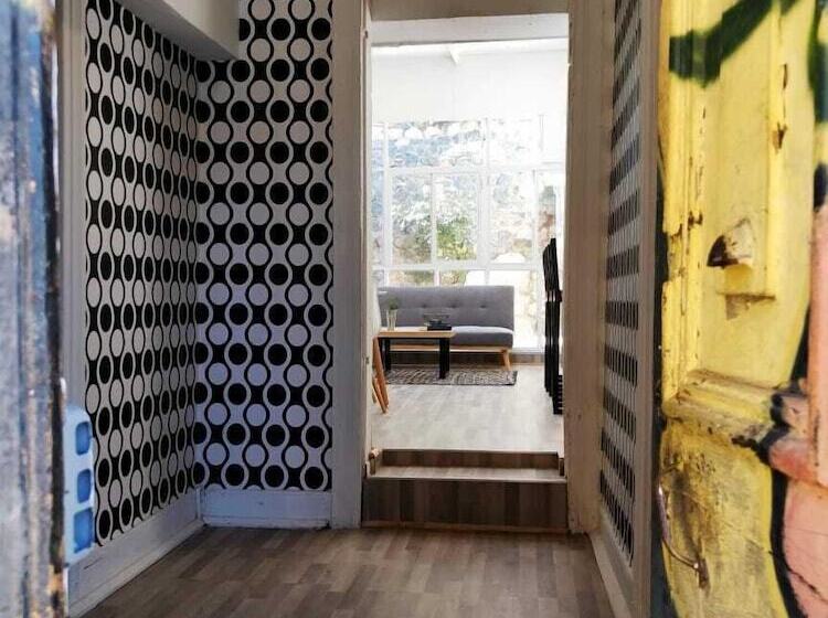 پانسیون The Lift Valpo