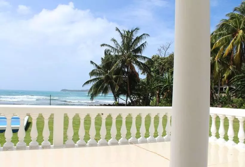 ペンション The White House On The Ocean