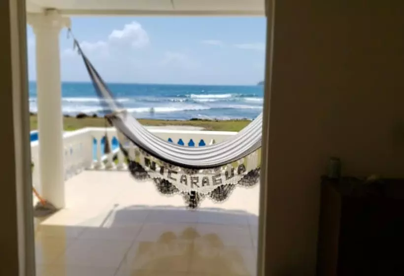 ペンション The White House On The Ocean
