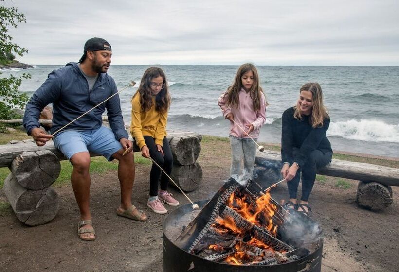 منتجع Bluefin Bay On Lake Superior