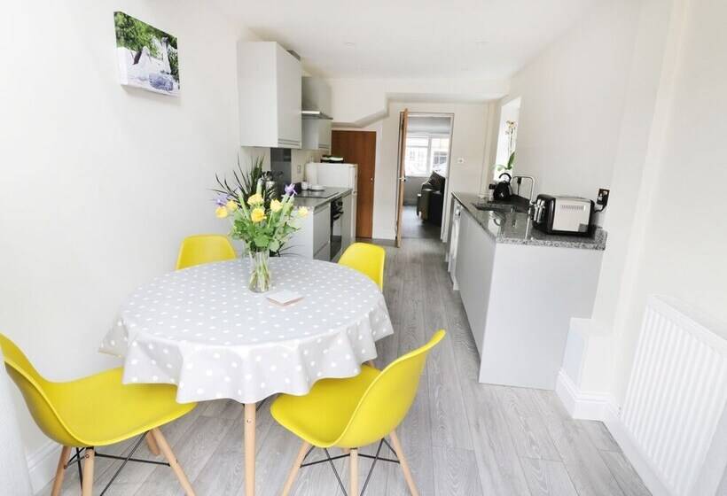 25 Shakespeare Street