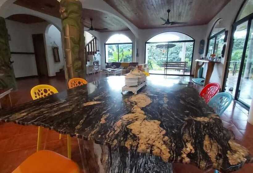 Casa Alice Surf Lodge Hostel