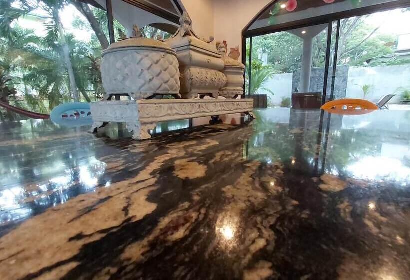 Casa Alice Surf Lodge Hostel