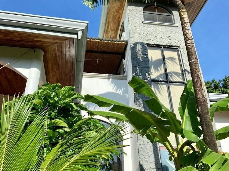 Casa Alice Surf Lodge Hostel