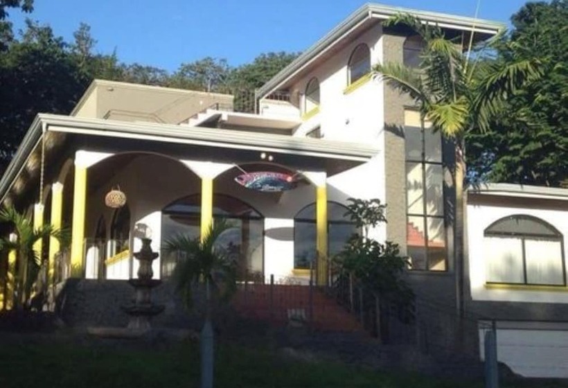 Casa Alice Surf Lodge Hostel