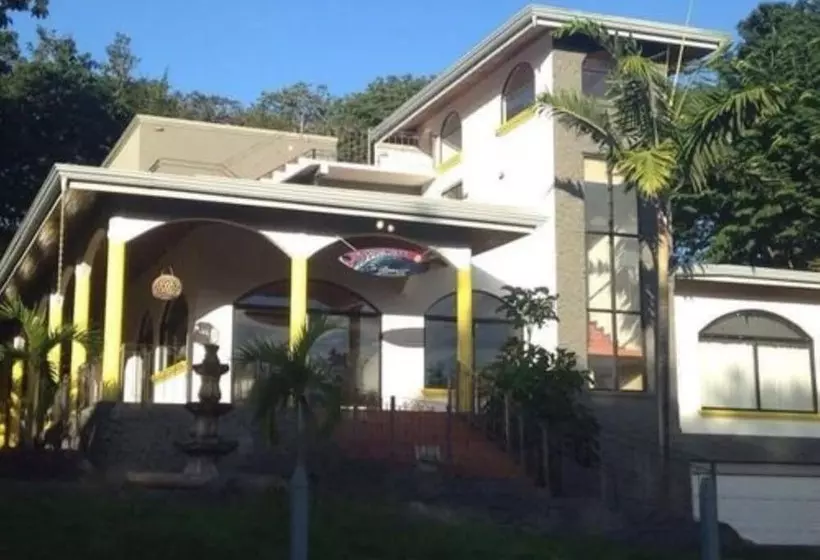 Casa Alice Surf Lodge   Hostel