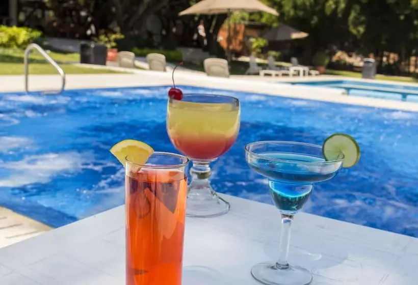 Los Laureles Hotel & Centro De Convenciones