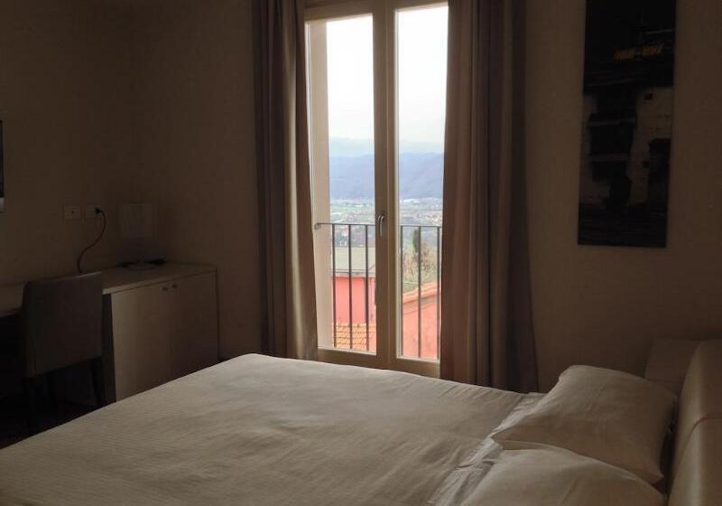 Отель La Castellana