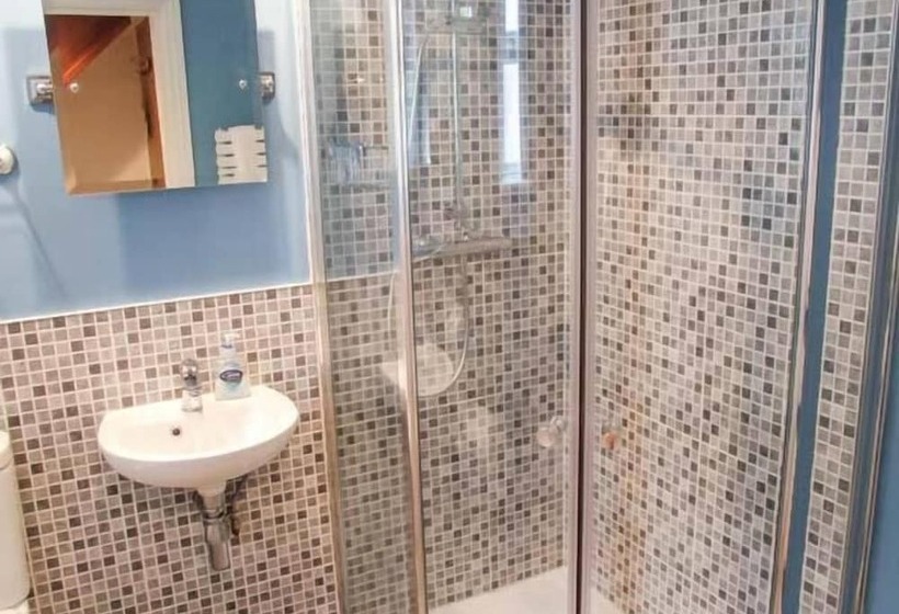 11 Victoria Cottages