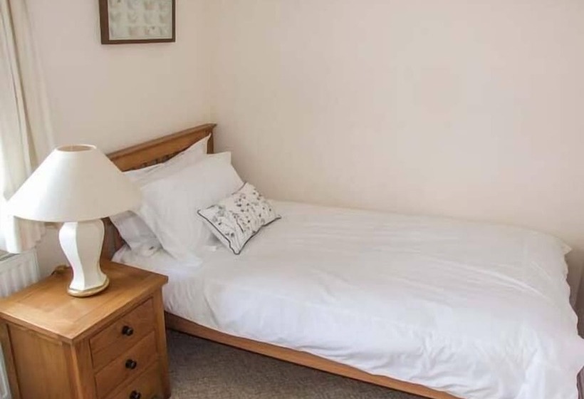 11 Victoria Cottages