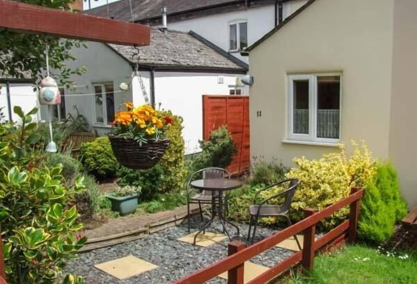 11 Victoria Cottages