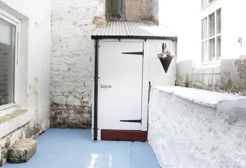 Iona 10 Palace Street East