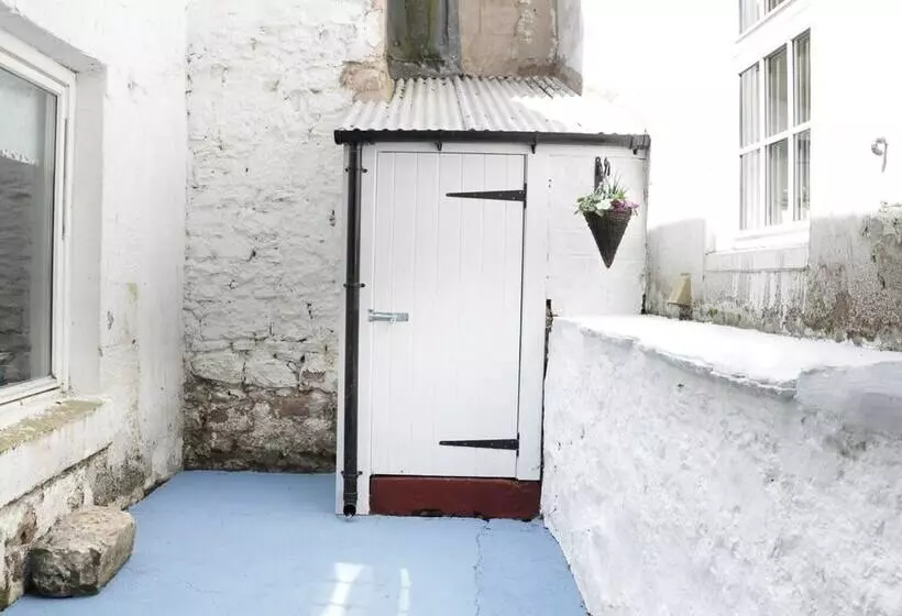 Iona 10 Palace Street East