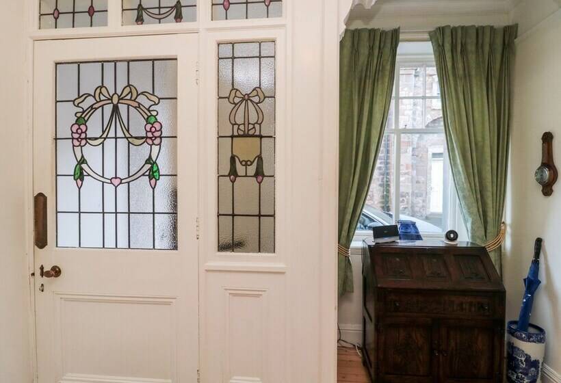 Iona 10 Palace Street East