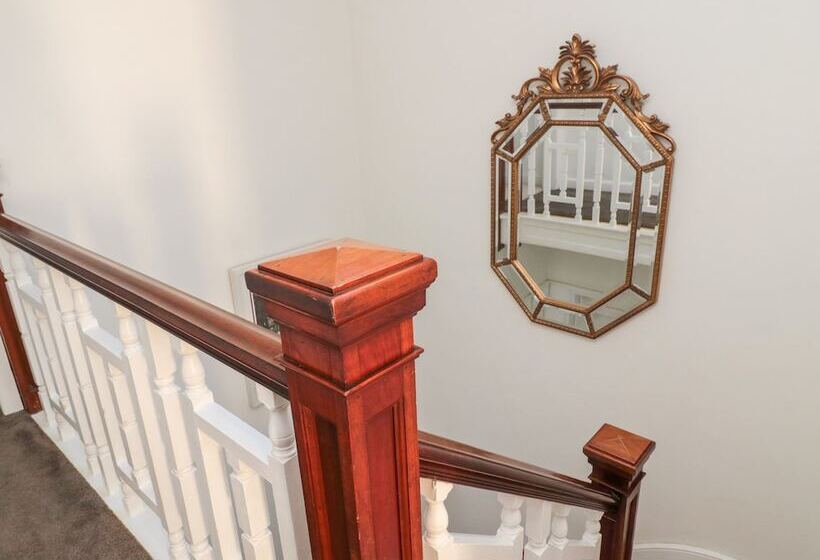 Iona 10 Palace Street East