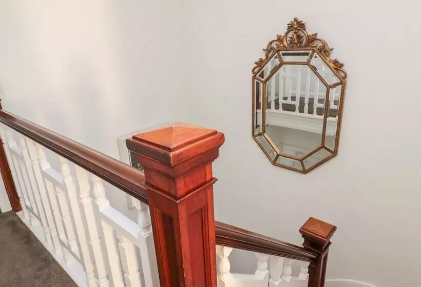 Iona 10 Palace Street East