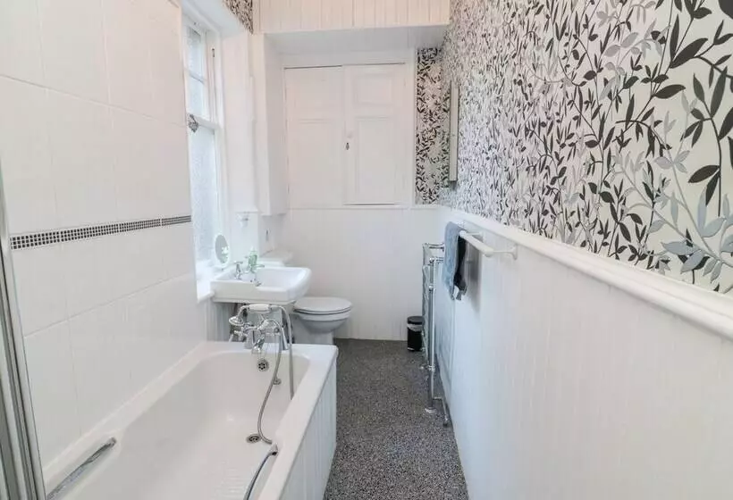 Iona 10 Palace Street East