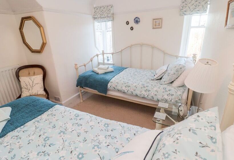 Iona 10 Palace Street East