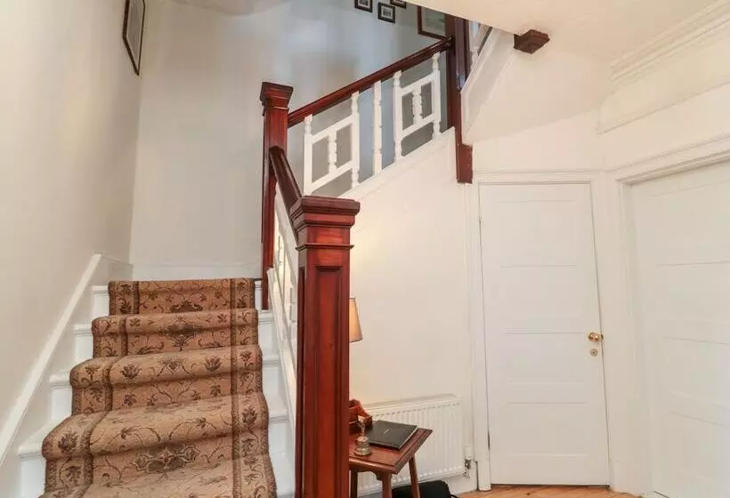 Iona 10 Palace Street East