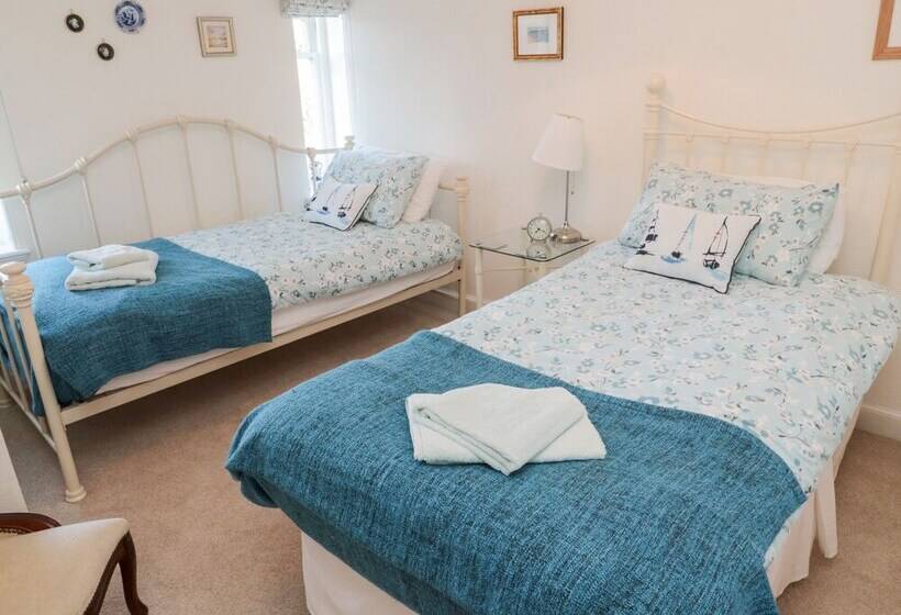 Iona 10 Palace Street East