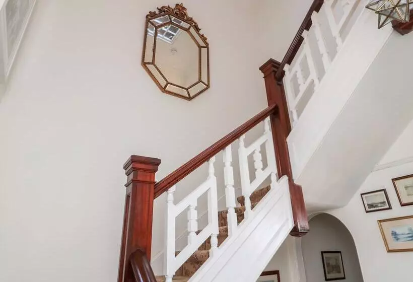 Iona 10 Palace Street East