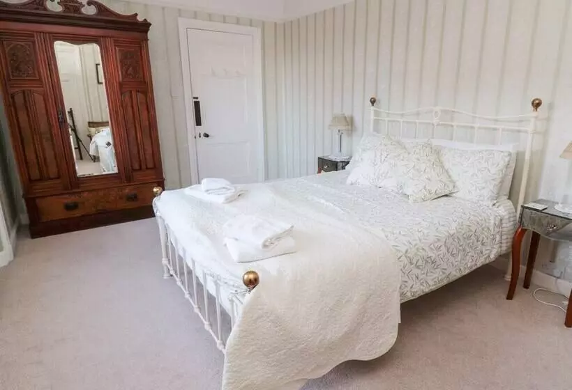 Iona 10 Palace Street East