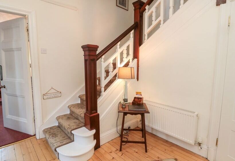 Iona 10 Palace Street East