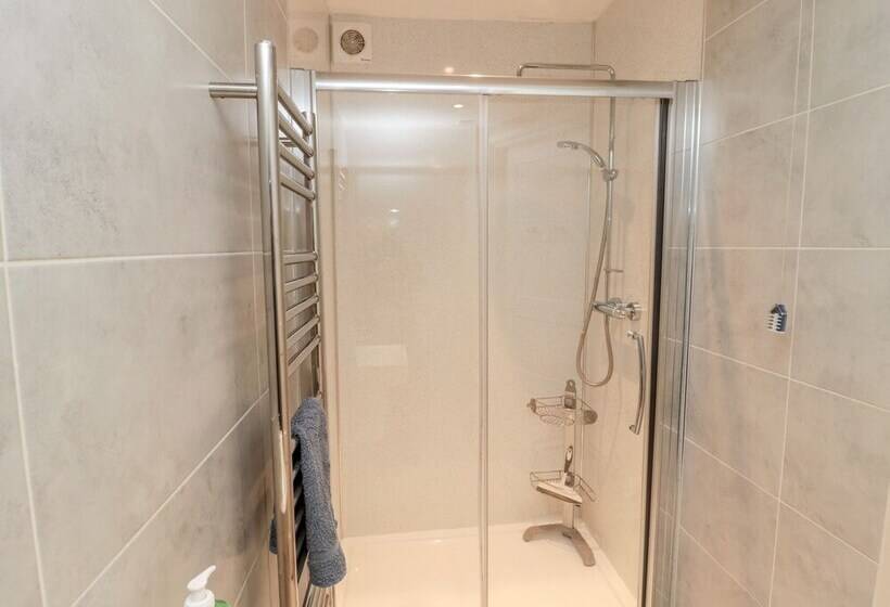 Iona 10 Palace Street East