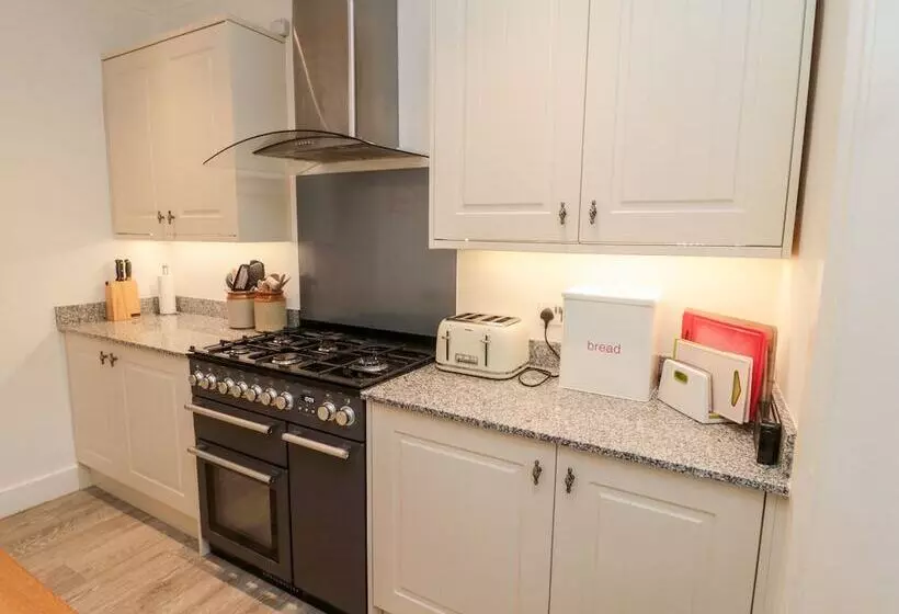 Iona 10 Palace Street East