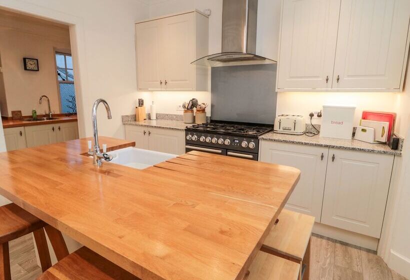 Iona 10 Palace Street East