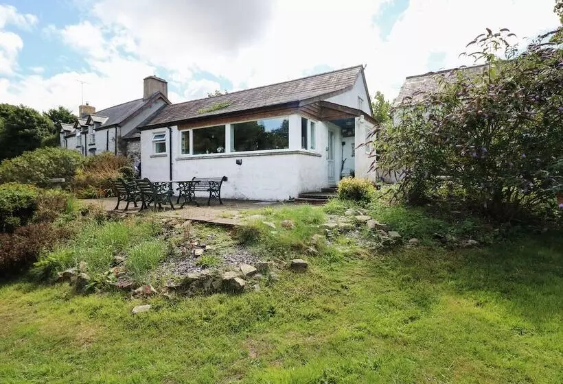 Morfa Isaf Cottage