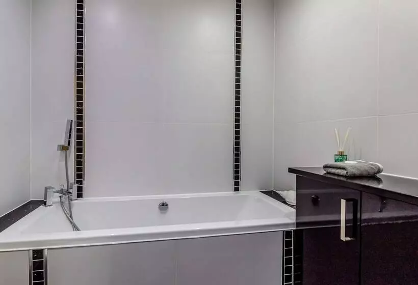 Queen Anne Suite