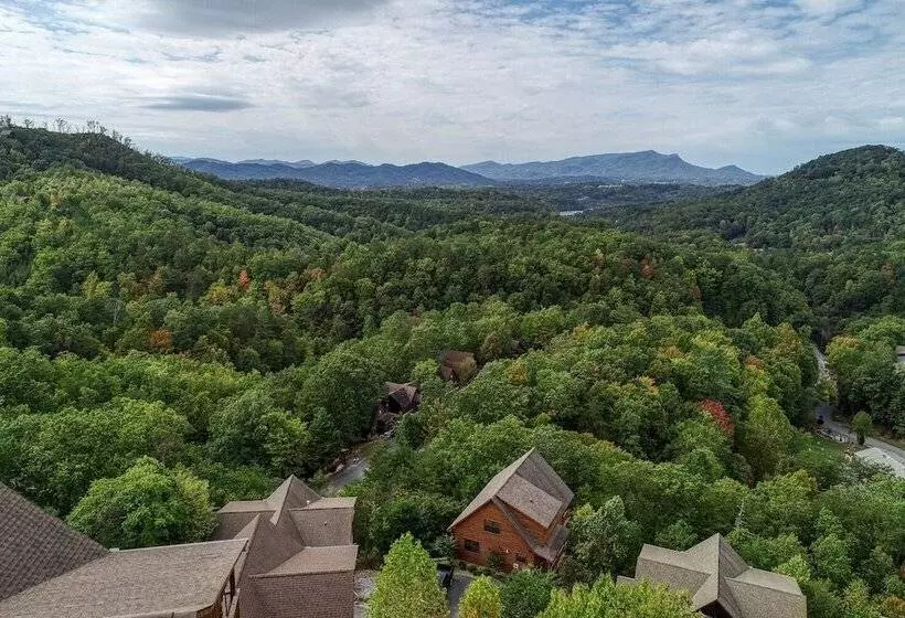An Amazing View   4 Bedrooms, 3.5 Baths, Sleeps 10 Cabin By Redawning