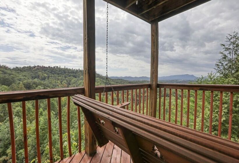 An Amazing View 4 Bedrooms, 3.5 Baths, Sleeps 10 Cabin By Redawning