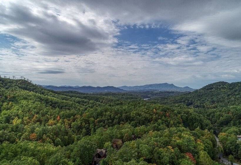 An Amazing View 4 Bedrooms, 3.5 Baths, Sleeps 10 Cabin By Redawning