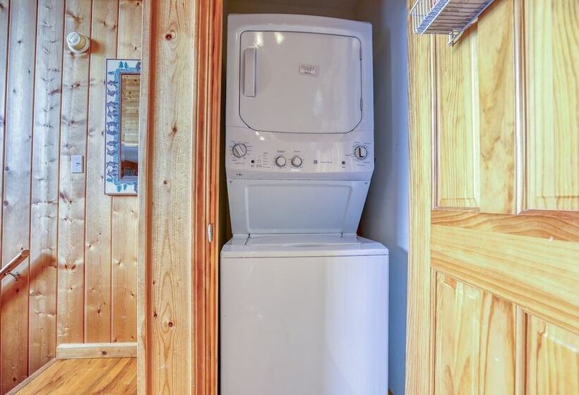 An Amazing View 4 Bedrooms, 3.5 Baths, Sleeps 10 Cabin By Redawning