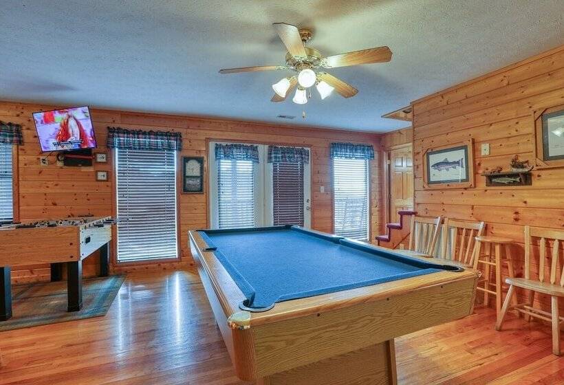 An Amazing View 4 Bedrooms, 3.5 Baths, Sleeps 10 Cabin By Redawning