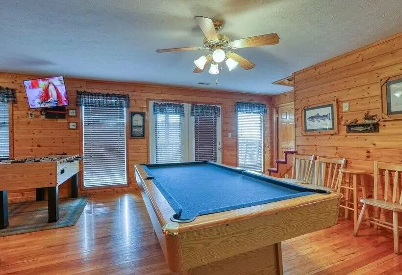 An Amazing View   4 Bedrooms, 3.5 Baths, Sleeps 10 Cabin By Redawning