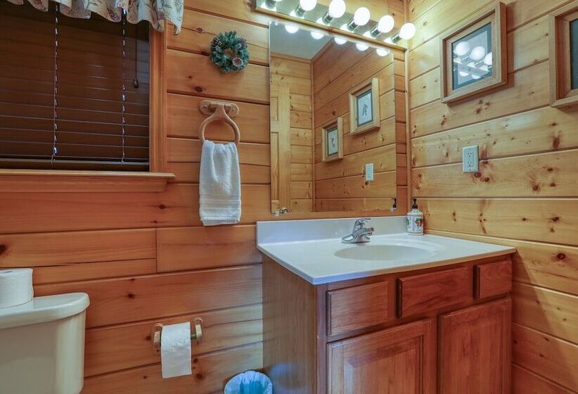 An Amazing View 4 Bedrooms, 3.5 Baths, Sleeps 10 Cabin By Redawning